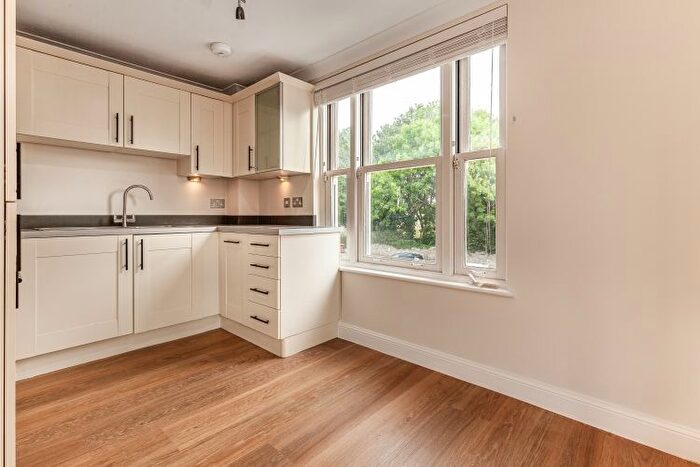 2 Bedroom Flat To Rent In Mill Walk, Witney, OX28