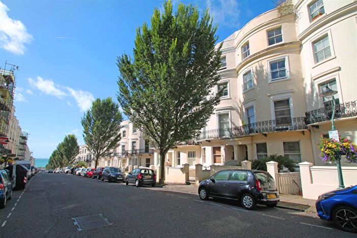 2 Bedroom Flat For Sale In Lansdowne Place, Hove, BN3