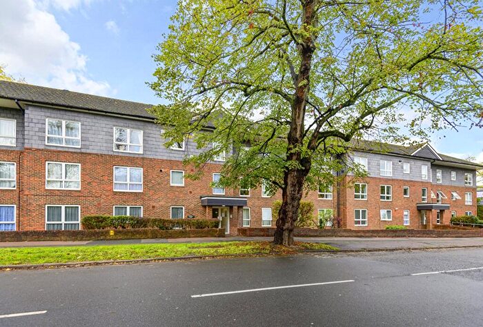 2 Bedroom Apartment For Sale In Briarwood Court, The Avenue, Worcester Park, KT4