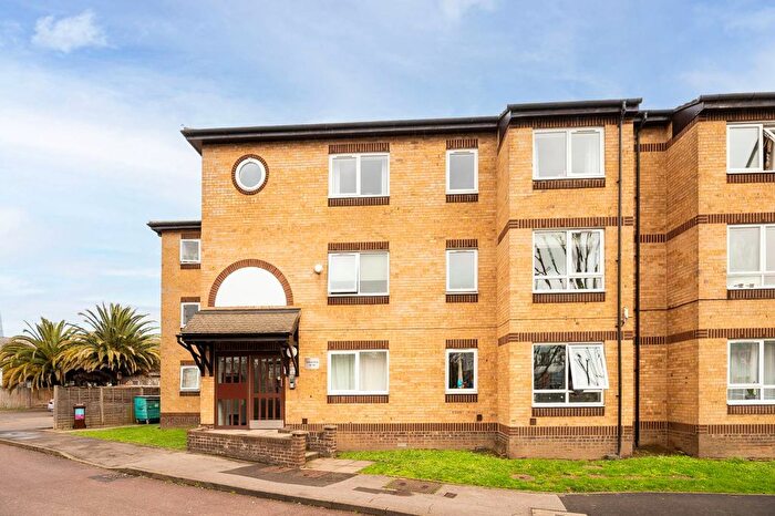 2 Bedroom Flat To Rent In Chaucer Drive, Bermondsey, London, SE1