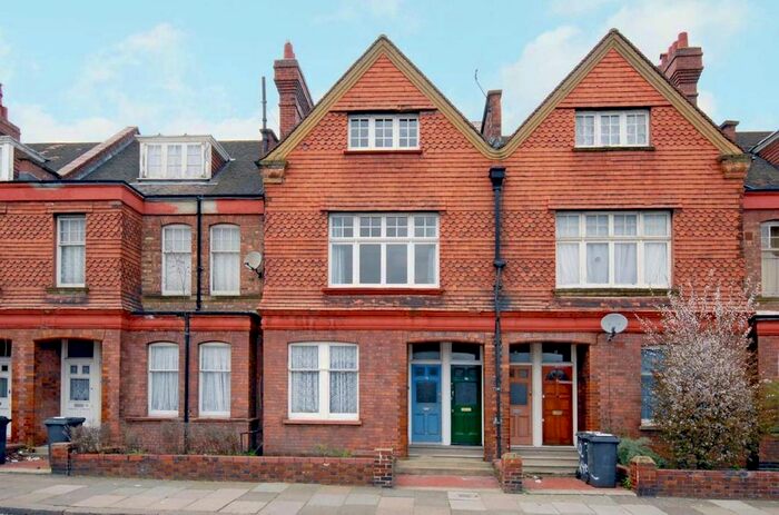 3 Bedroom Flat To Rent In Hillside Road, SW2