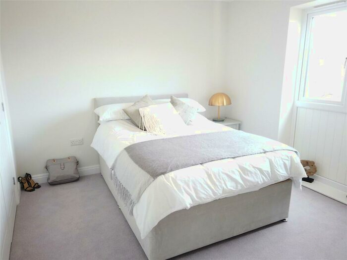 1 Bedroom Apartment For Sale In Cleveland Nook, Mortimer Common, Reading, Berkshire, RG7
