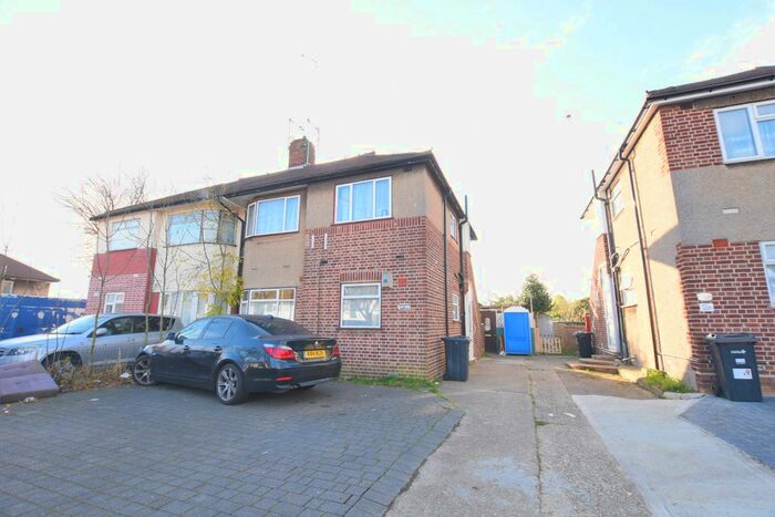 2 Bedroom Maisonette To Rent In Fullwell Avenue, Ilford IG5