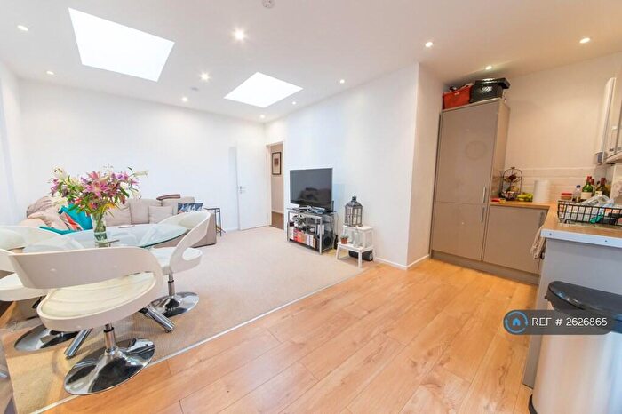 3 Bedroom Flat To Rent In Mile End Road, London, E1