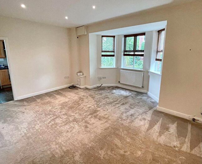2 Bedroom Flat To Rent In Half Edge Lane, Manchester, M30