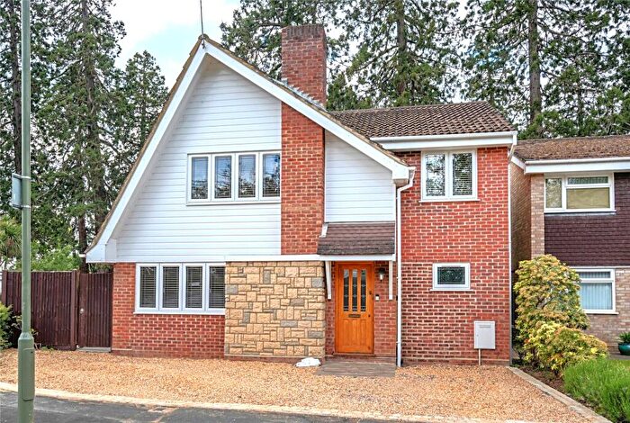 3 Bedroom Detached House For Sale In Wensleydale Drive, Camberley, Surrey, GU15