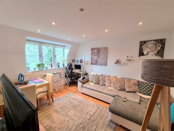 2 Bedroom Flat To Rent In Oakmount Lodge, High Road N2