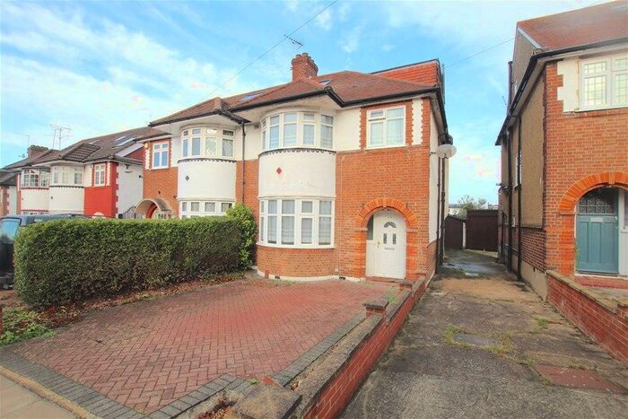 6 Bedroom Semi-Detached House To Rent In Chase Way, Southgate, N14