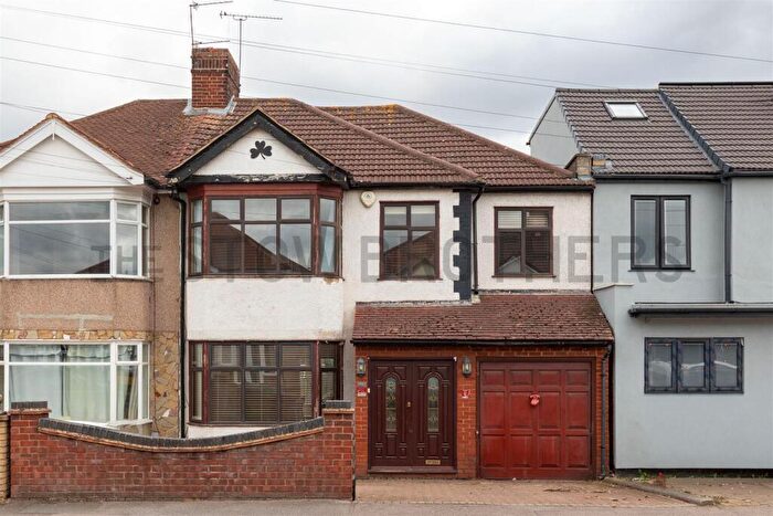 5 Bedroom House To Rent In Roding Lane North, Woodford Green, IG8