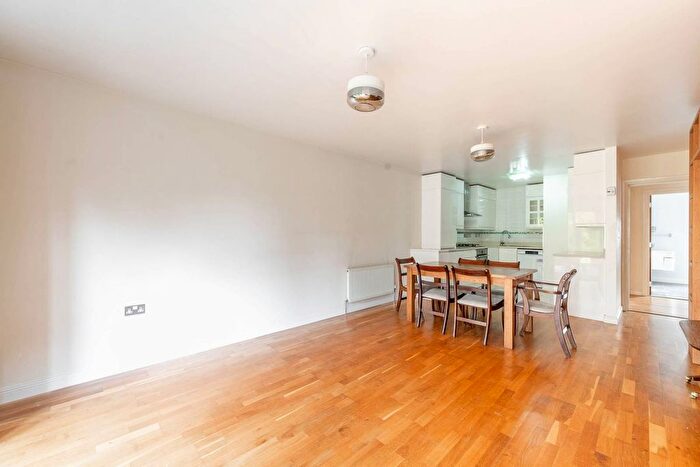 3 Bedroom Flat To Rent In Wood End Road, Harrow, HA1