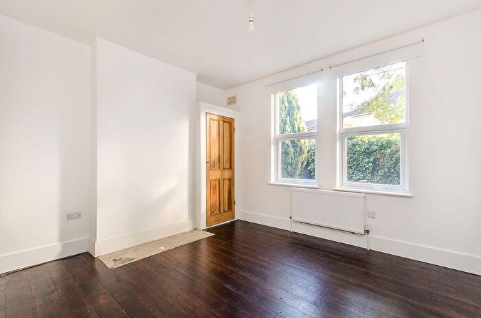 2 Bedroom Flat To Rent In Kinsale Road, Peckham, London, SE15