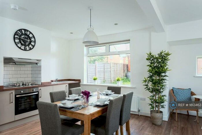 4 Bedroom Semi-Detached House To Rent In Kirkstall Avenue, Leeds, LS5