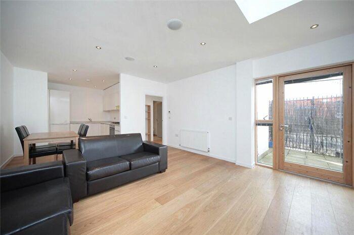 2 Bedroom Flat To Rent In St John's Hill, Battersea, SW11