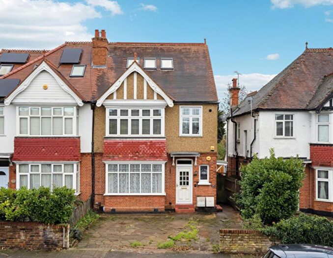 2 Bedroom Ground Maisonette For Sale In Marsh Road, Pinner, HA5