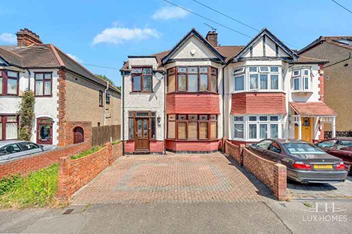 3 Bedroom Semi-Detached House For Sale In Osborne Road, Hornchurch, RM11