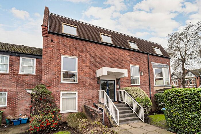 1 Bedroom Flat For Sale In Teddington Park Road, Teddington, TW11