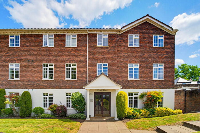 2 Bedroom Flat For Sale In Hillcrest, Weybridge, KT13