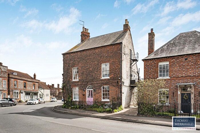 2 Bedroom Flat To Rent In Castle Square, Benson, OX10