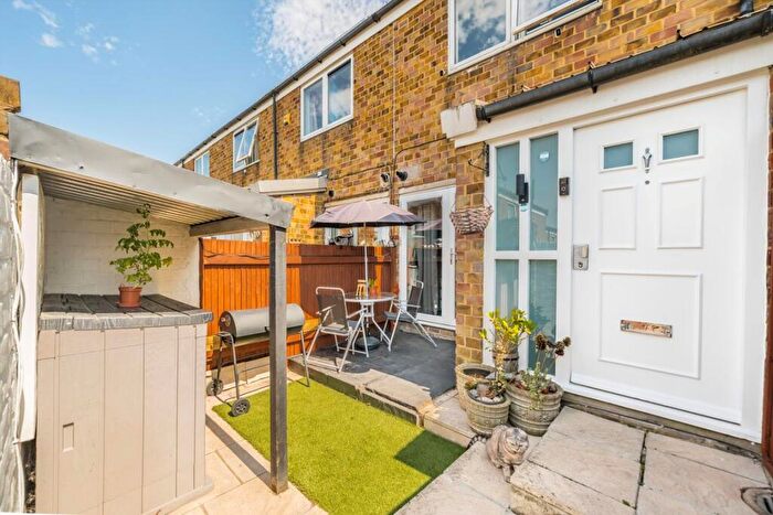 3 Bedroom Maisonette For Sale In Daniels Road, Peckham, SE15
