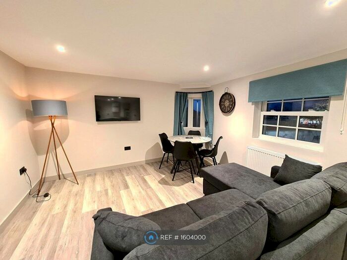 2 Bedroom Maisonette To Rent In High Street, Cheltenham, GL50