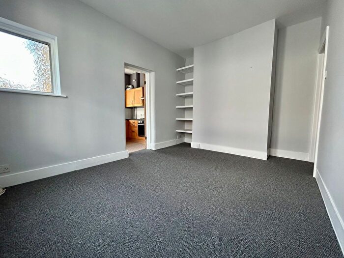 3 Bedroom Flat To Rent In Mantilla Road, London, SW17