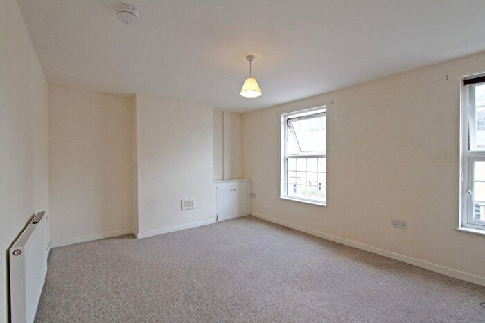 2 Bedroom Maisonette To Rent In West Street, Banbury, Oxon, OX16