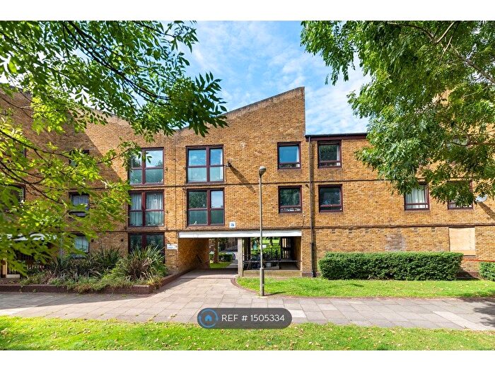 3 Bedroom Flat To Rent In Tooting, London, SW17