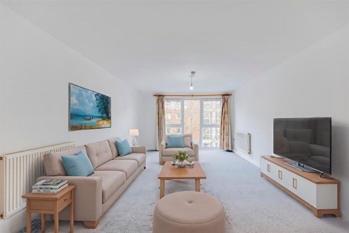 2 Bedroom Flat To Rent In Bed Apartment, Lock Keepers Court, CF10