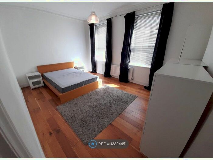 2 Bedroom Flat To Rent In Worple Road, London, SW20