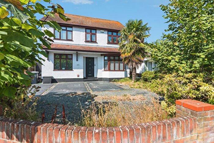 3 Bedroom Detached House For Sale In Chestnut Avenue, Lowestoft, Suffolk, NR32