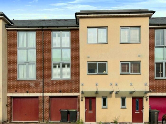 4 Bedroom House To Rent In Tourtel Yard, Northfleet, Gravesend, Kent, DA11