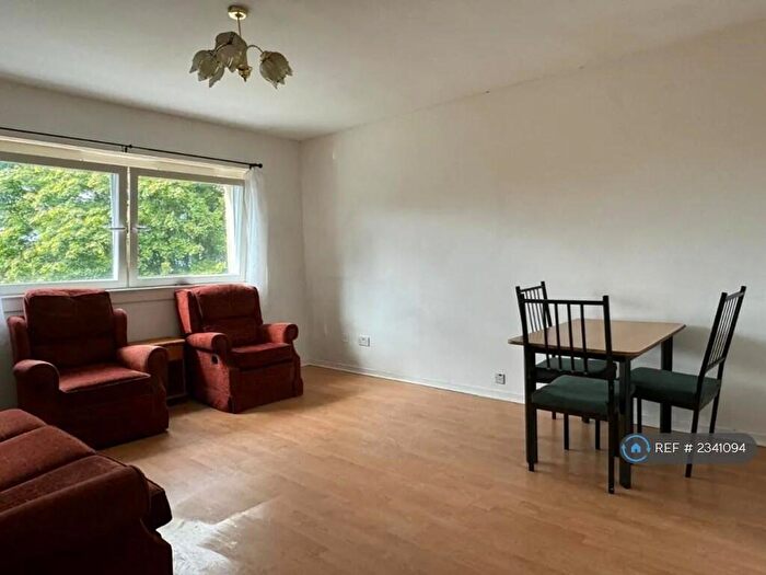 3 Bedroom Flat To Rent In Wellcroft Place, Glasgow, G5
