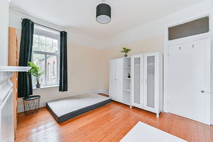 2 Bedroom Flat To Rent In Streatham High Road, Streatham, London, SW16