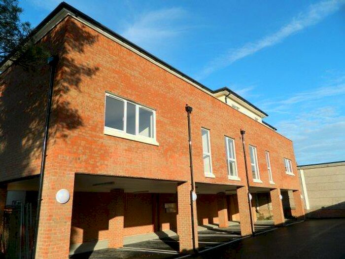 2 Bedroom Flat To Rent In Jubilee Court, RH13