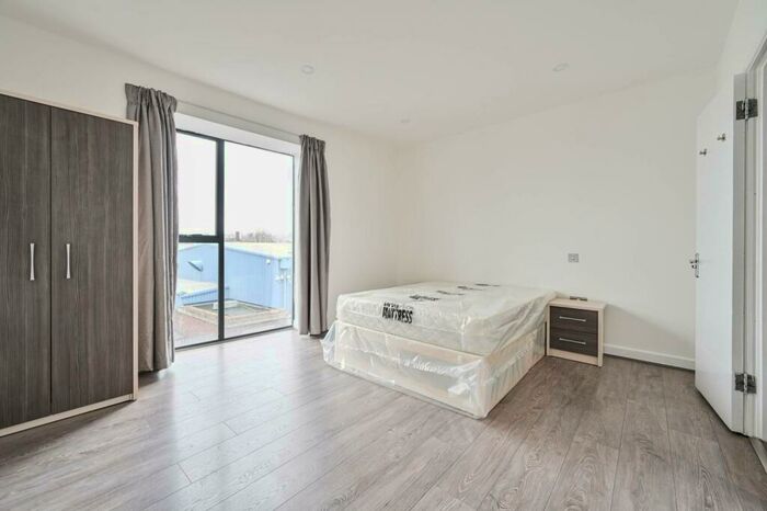 2 Bedroom Flat To Rent In Butchers Road, Canning Town, London, E16