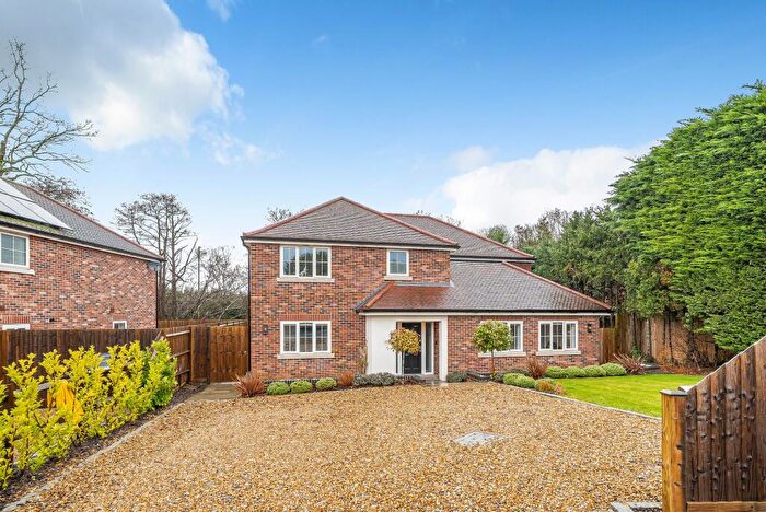 4 Bedroom Detached House For Sale In Frog Grove Lane, Wood Street Village, GU3
