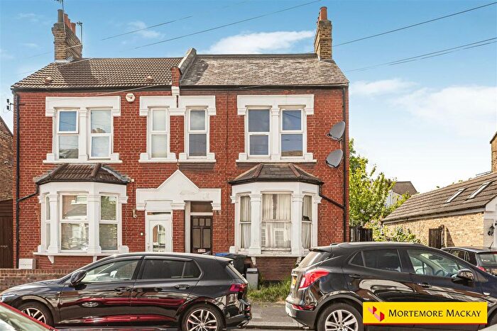 1 Bedroom Property For Sale In Moffat Road, Southgate, N13