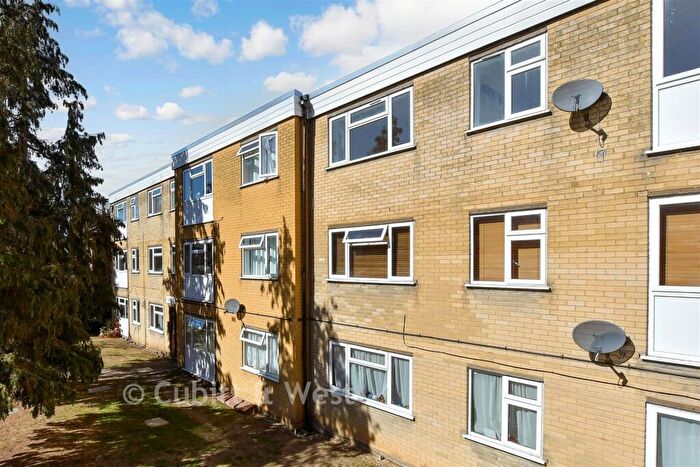 2 Bedroom Flat For Sale In Ross Road, Wallington, Surrey, SM6