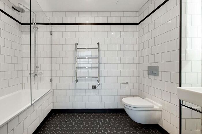 2 Bedroom Flat To Rent In Defoe House, Canning Town, London, E14