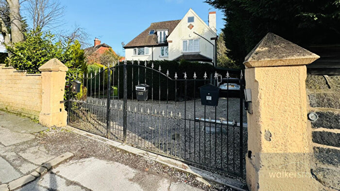 2 Bedroom Apartment For Sale In Otley Road, West Park, Leeds, West Yorkshire, LS16