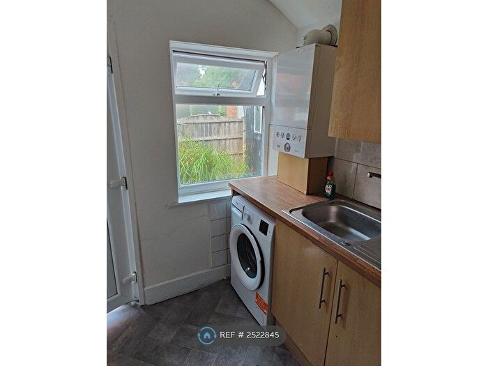 5 Bedroom Semi-Detached House To Rent In Sandhurst Avenue, Manchester, M20