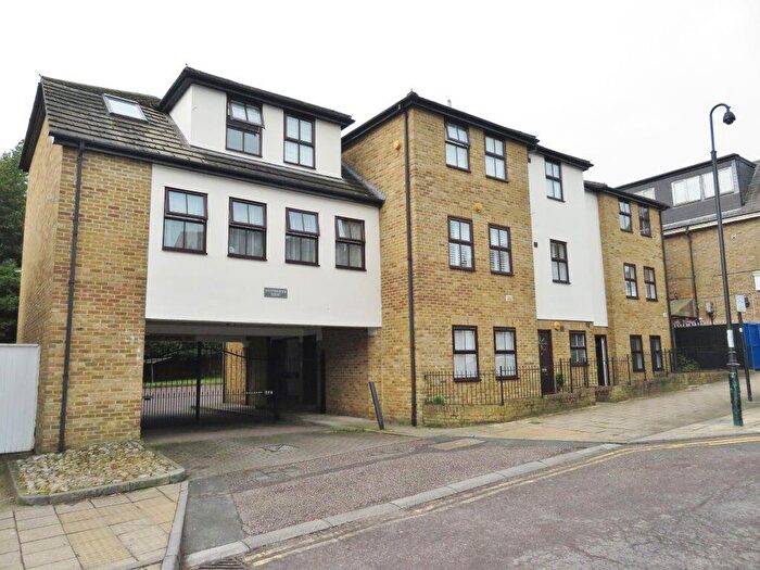 2 Bedroom Flat To Rent In Buckhurst Hill, IG9