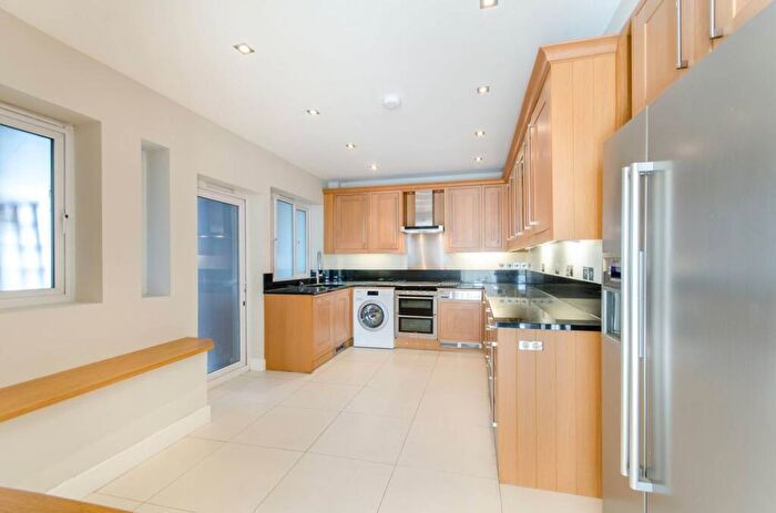 3 Bedroom Flat To Rent In Wellington Road, St John's Wood, London, NW8