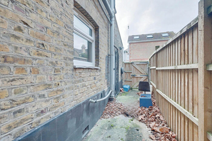 1 Bedroom Flat For Sale In Gordon Road, Southend-on-sea, SS1