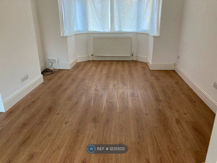 3 Bedroom Semi-Detached House To Rent In Humberstone Road, Luton, LU4