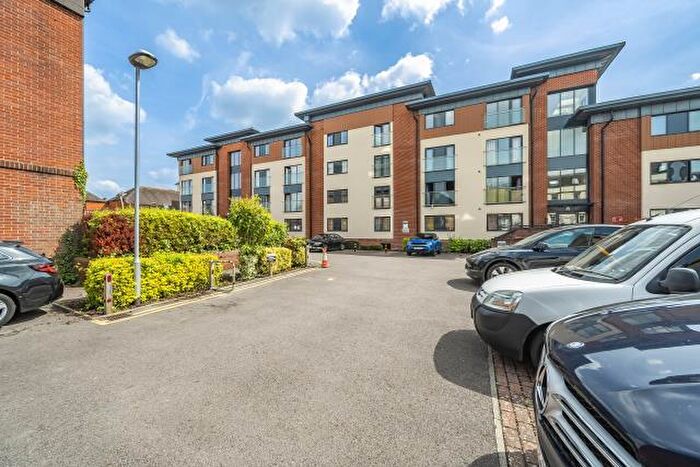 2 Bedroom Apartment For Sale In West Street, Newbury, RG14