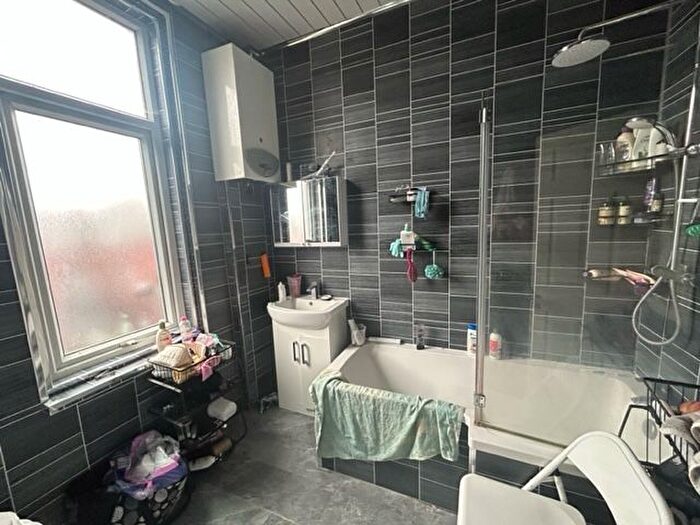 7 Bedroom Property To Rent In Regent Park Terrace, Hyde Park, Leeds, LS6