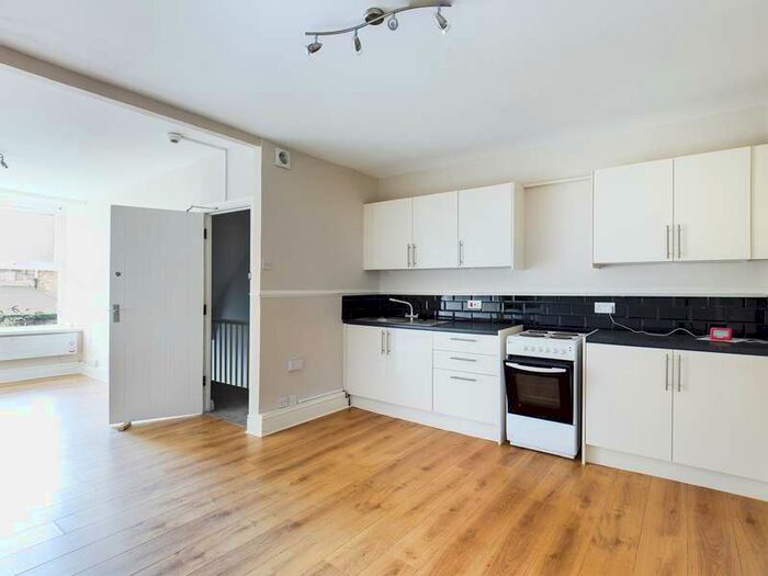 1 Bedroom Studio Flat To Rent In Alexandra Road, Torquay, TQ1