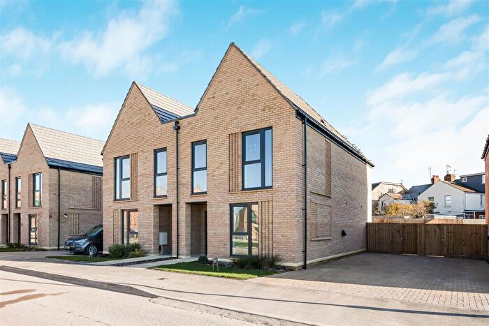 3 Bedroom Semi-Detached House For Sale In Brickmakers Way, Slough, SL1