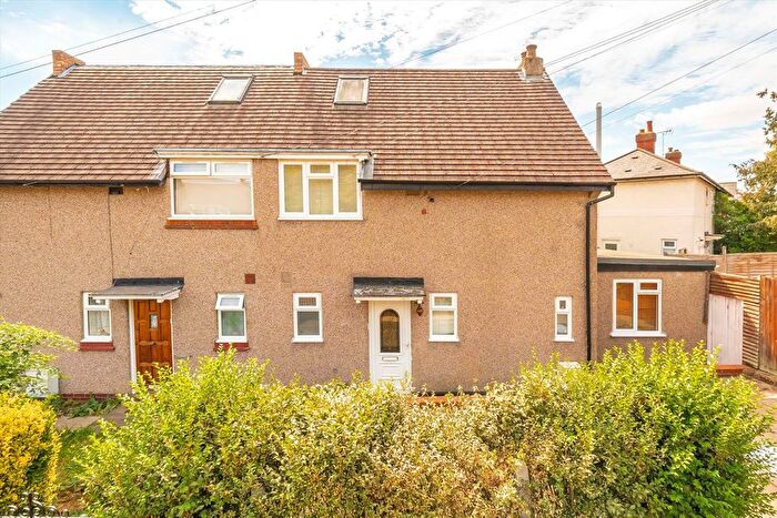 3 Bedroom Semi-detached House For Sale In Carlisle Avenue, Acton, W3